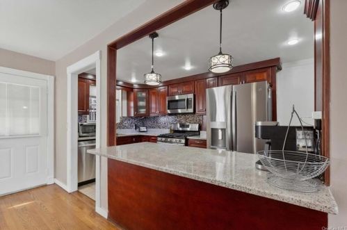 2543 Tiemann Ave, Bronx NY  10469-6111 exterior