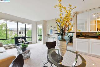 5 Admiral Dr, Oakland CA 94608-1512 exterior