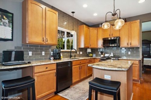 632 Creekwood Dr, West Bend, WI 53095-7891