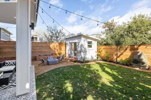 5926 Dover St, Oakland CA  94609-1426 exterior