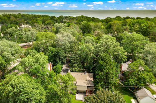 7607 Lake Dr, Milwaukee WI  53217-2909 exterior