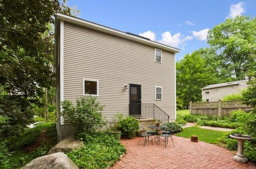 9 Chaucer Rd, East Hampton, CT 06424-1536