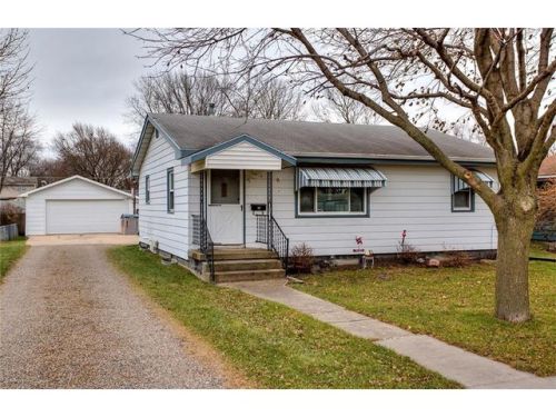 635 4th St, Waukee, IA 50263-9760