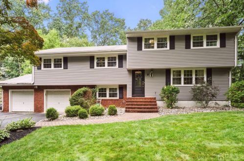 9 Bunker Hill Run, East Brunswick, NJ 08816-3315