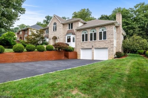 19 Meadow Bluff Rd, Greystone Park, NJ 07950-1952