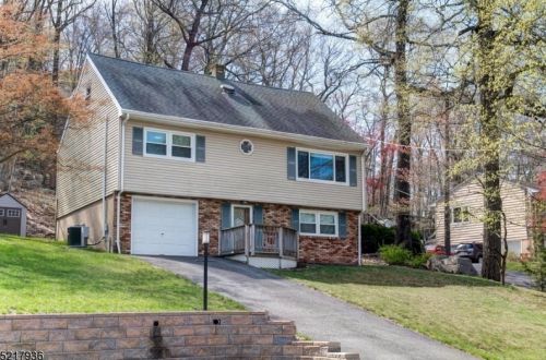 24 Serpentine Rd, Skyline Lakes NJ  07456-2521 exterior