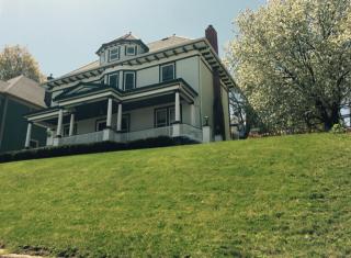 1095 Grove Ter, Dubuque, IA 52001-4642