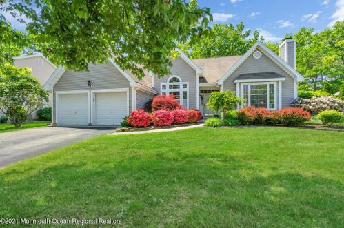 25 Crown Cir, Lakewood, NJ 08701-7388