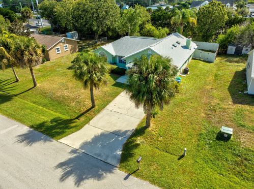 909 Fulton Way, Sebastian FL  32958-5123 exterior