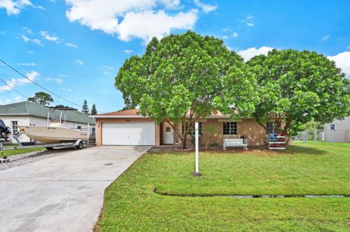 1981 Agnes St, Fort Pierce, FL 34953-1702