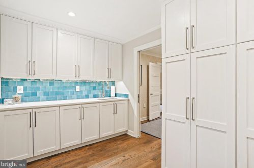 810 Hickory Vale Ln, Great Falls VA  22066-2810 exterior