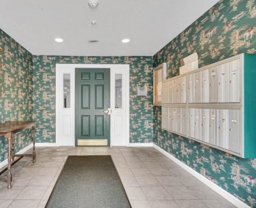 9 Bartemus Trl, Nashua NH  03063-7624 exterior