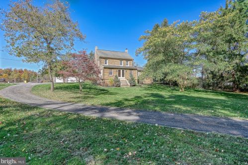 7455 Hillside Dr, Spring Grove PA  17362-8555 exterior