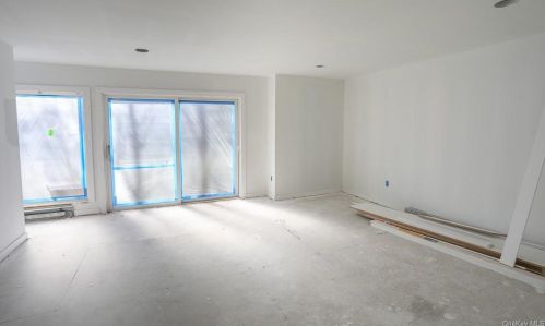5 Chippewa Ct, Airmont, NY 10901-4158