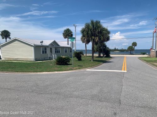 7585 Agawam Rd, Sebastian, FL 32976-7716