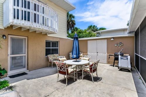 522 92nd Ave, Naples, FL 34108-2429