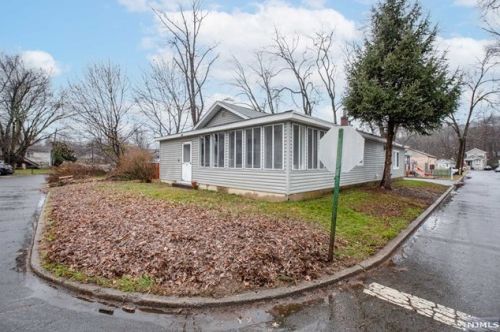 33 Riverside Dr, Oakland NJ  07436-1405 exterior