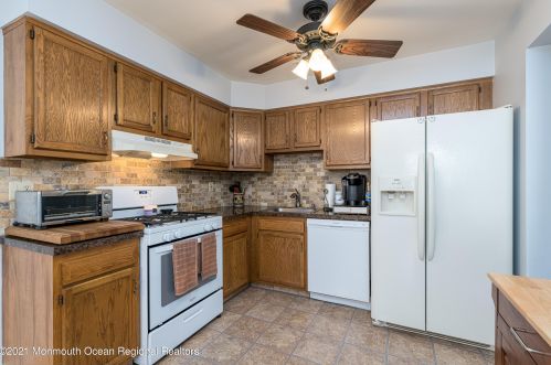 8 Irving Ct, East Freehold, NJ 07728-4319
