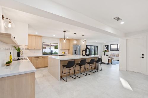 8300 166th Ter, Hialeah FL  33016-3444 exterior