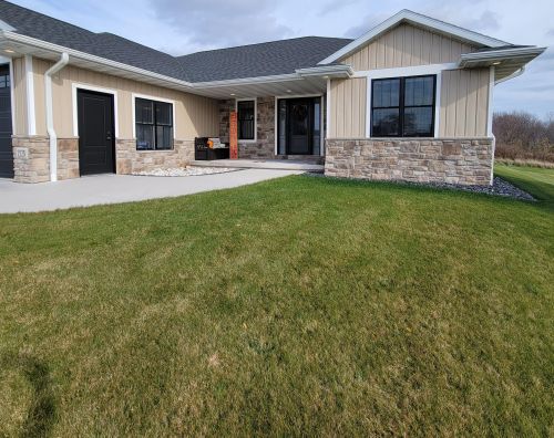 2525 Stoney Brook Ct, Manitowoc WI  54220-8640 exterior