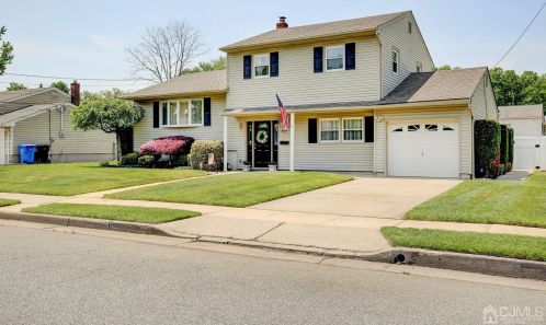 887 Diane Ct, Woodbridge, NJ 07095-3250