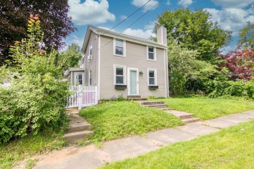 82 Silver St, Montgomery, MA 01085-3648