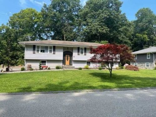 2 Peggy Ln, New Hamburg, NY 12590-5340
