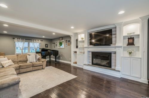 8 Valiant Ct, Mount Sinai NY  11766-2915 exterior