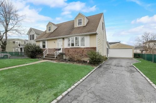 564 Dryden St, Westbury, NY 11590-4411