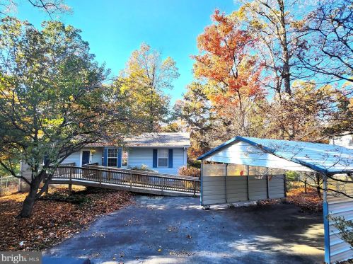 75 Black Cub Run Ln, Harpers Ferry, WV 25425-5637