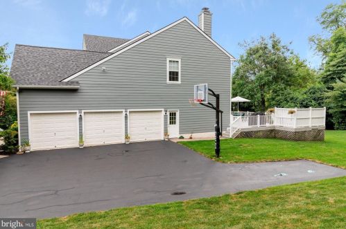 1311 Stonegate Dr, Downingtown, PA 19335-5602