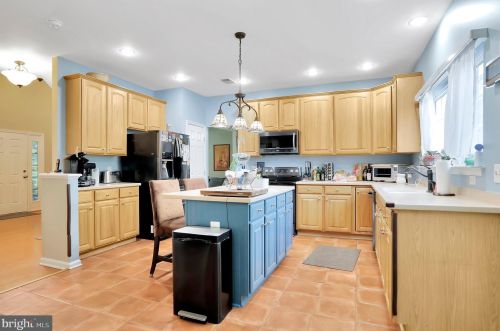 357 Locust Grove Dr, Purcellville, VA 20132-3285