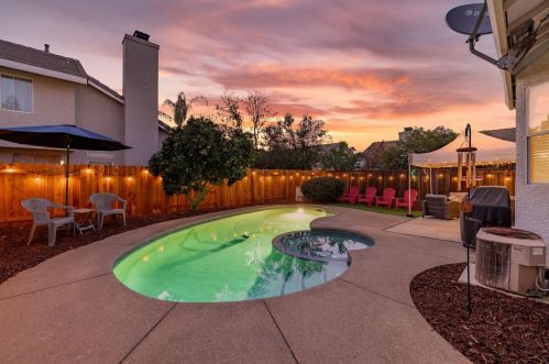 8686 White Peacock Way, Elk Grove CA  95624-3701 exterior