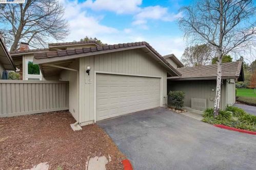 12 Rolling Green Cir, Concord, CA 94523-3265