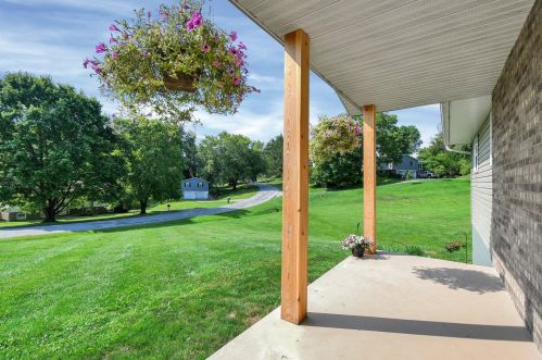 385 Walnut Hills Dr, Zanesville, OH 43701-7861