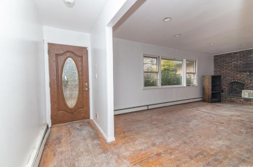 529 Canal Rd, Mount Sinai, NY 11766-3302