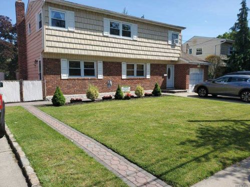 328 Broadway, Lynbrook, NY 11563-3207