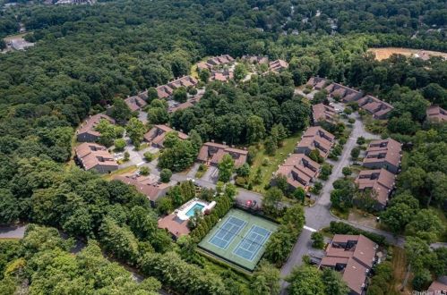 142 Stone Oaks Dr, Hartsdale NY  10530-1160 exterior
