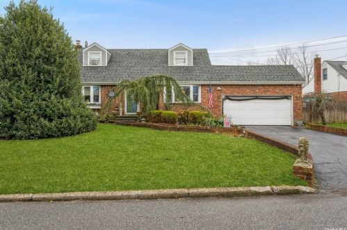 28 Eldridge St, Elwood, NY 11731-5715