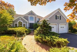 43 Evergreen Cir, North Hills, NY 11030-3934