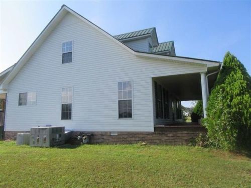 735 Pillow St, Clifton, TN 38425-5621