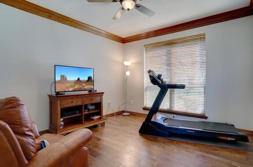 1305 Oak Dr, Lewisville TX  75028-3604 exterior