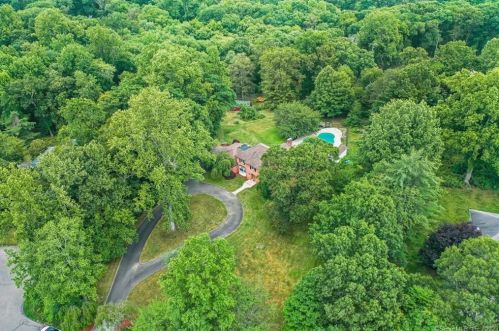 223 Jonathan Dr, Stamford, CT 06903-1510