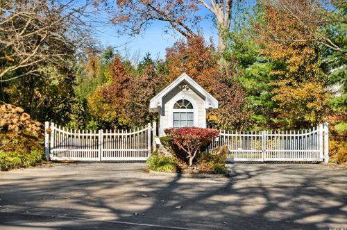 14 Tappanwood Dr, Matinecock, NY 11560-1322