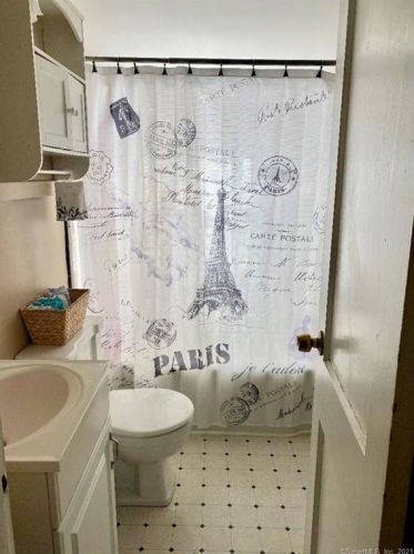 51 Lakeview Ter, Derby CT 06418-1057 exterior