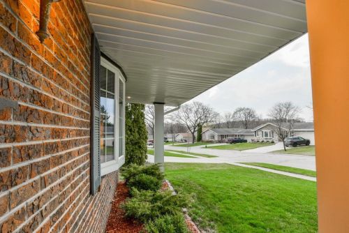 4940 Saxony Ln, Greendale, WI 53129-2002