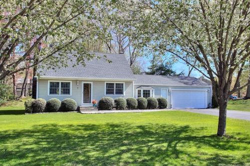 9 Brooklawn Dr, Milford, CT 06460-2805