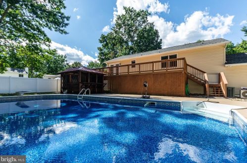 10805 Woodland Dr, Fredericksburg, VA 22407-7771