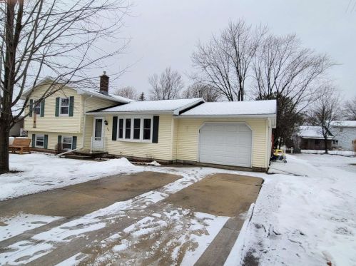 82 University Dr, Fond Du Lac, WI 54935-2943