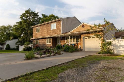 25 Eaton Pl, Deer Park, NY 11729-1810